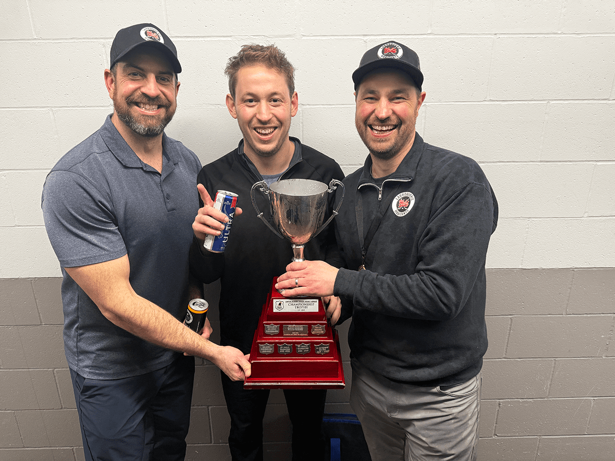 Les entraîneurs des Habs avec la coupe de champion. Ici : Jean Moquin, Daniel Taillefer et Réjean Carrière.