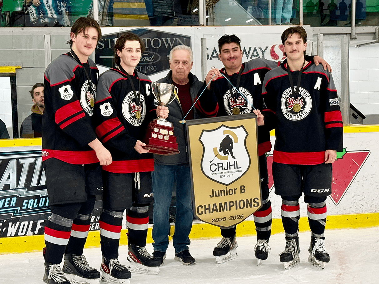 Les membres de la communauté fêtent le titre avec les joueurs. Ici : Calem Normandeau, Félix Asselin, Colton Pakoo et Mario Gagnon. 