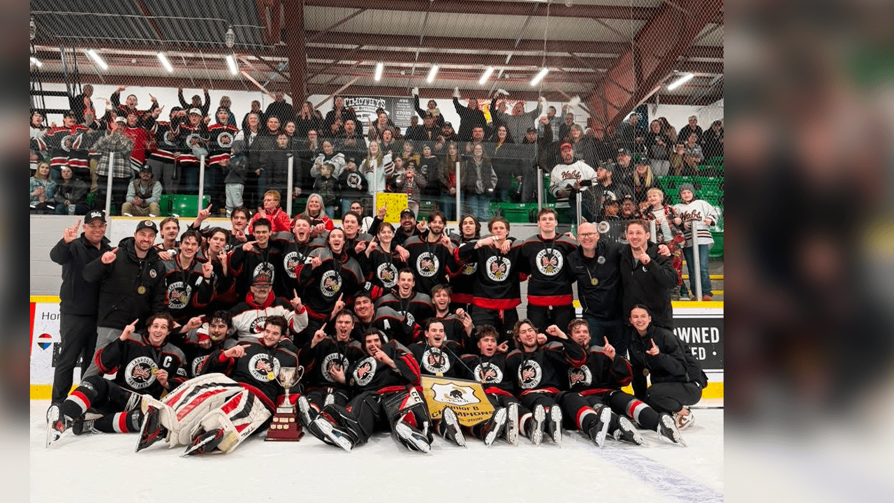 Toute l'équipe des Habs en train de célébrer ce titre. Juste derrière l'on peut voir les fans venus les soutenir. (photo : gracieuseté Julie Gagnon)