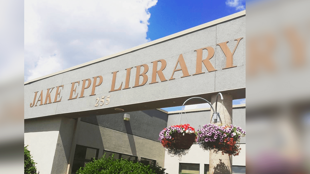 La bibliothèque publique Jake Epp Centennial de Steinbach a lancé à la fin de l'année 2025 une boutique en ligne sur le thème livre. Cela permet notamment de soutenir les activités de l'établissement. (photo : Facebook - @jakeepplibrary)