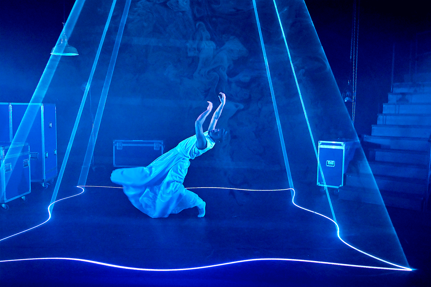 L’une des danses avec les lasers dans Glitch, lors de sa présentation au Québec en 2022.