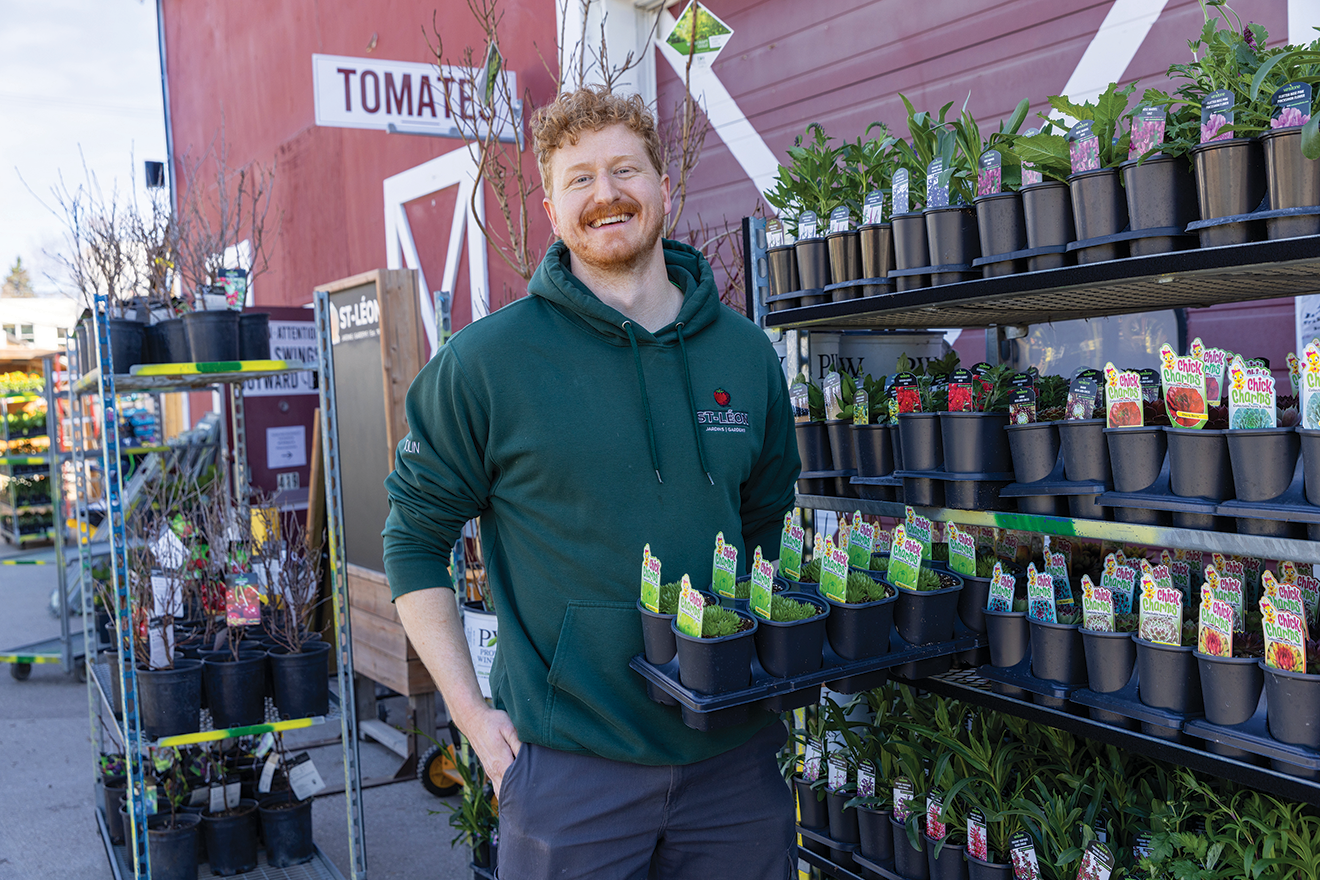 Colin Rémillard, copropriétaire des Jardins St-Léon, se prépare à accueillir le monde.