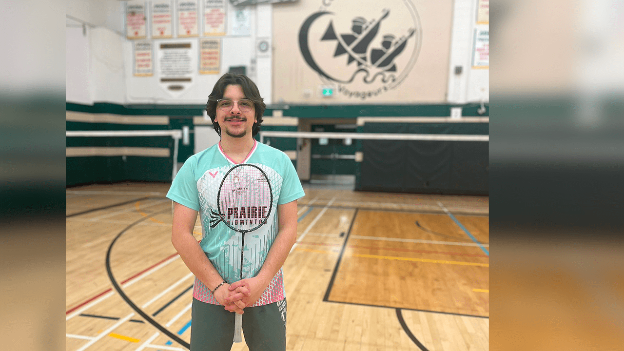 Raphaël Ferrer, entraîneur francophone chez Prairie Badminton et ancien élève du Collège Louis-Riel. (photo : Anaïs Nzelomona)
