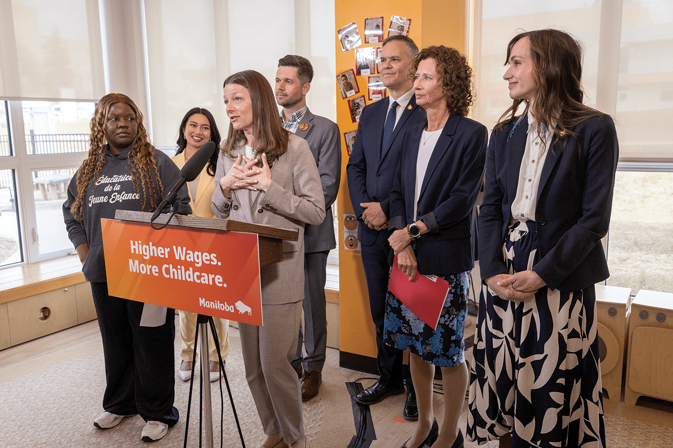 Des représentants du gouvernement provincial et de la petite enfance étaient présents pour cette annonce, dont, ici au micro, Tracy Schmidt, ministre de l'Éducation et de l'Apprentissage de la petite enfance.