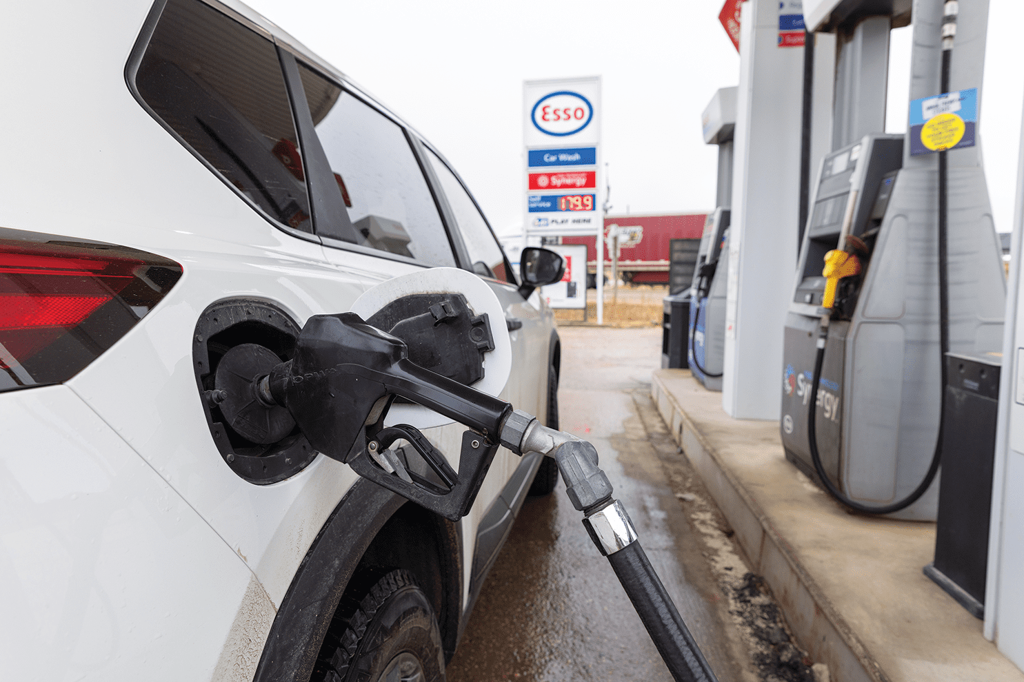 La taxe d’accise fédérale sur le carburant est suspendue temporairement.