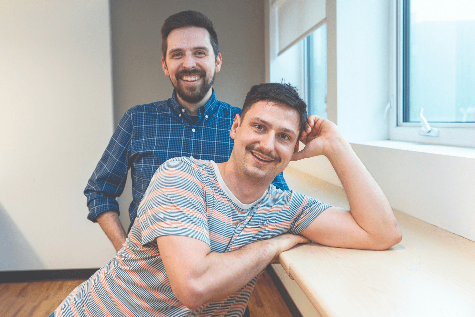 Gabriel Tougas (à l’arrière), technicien du son et arbitre de la LIM, et Gilles Lessard (à l’avant), qui officie en tant que Maître de jeu pour ce match spécial.