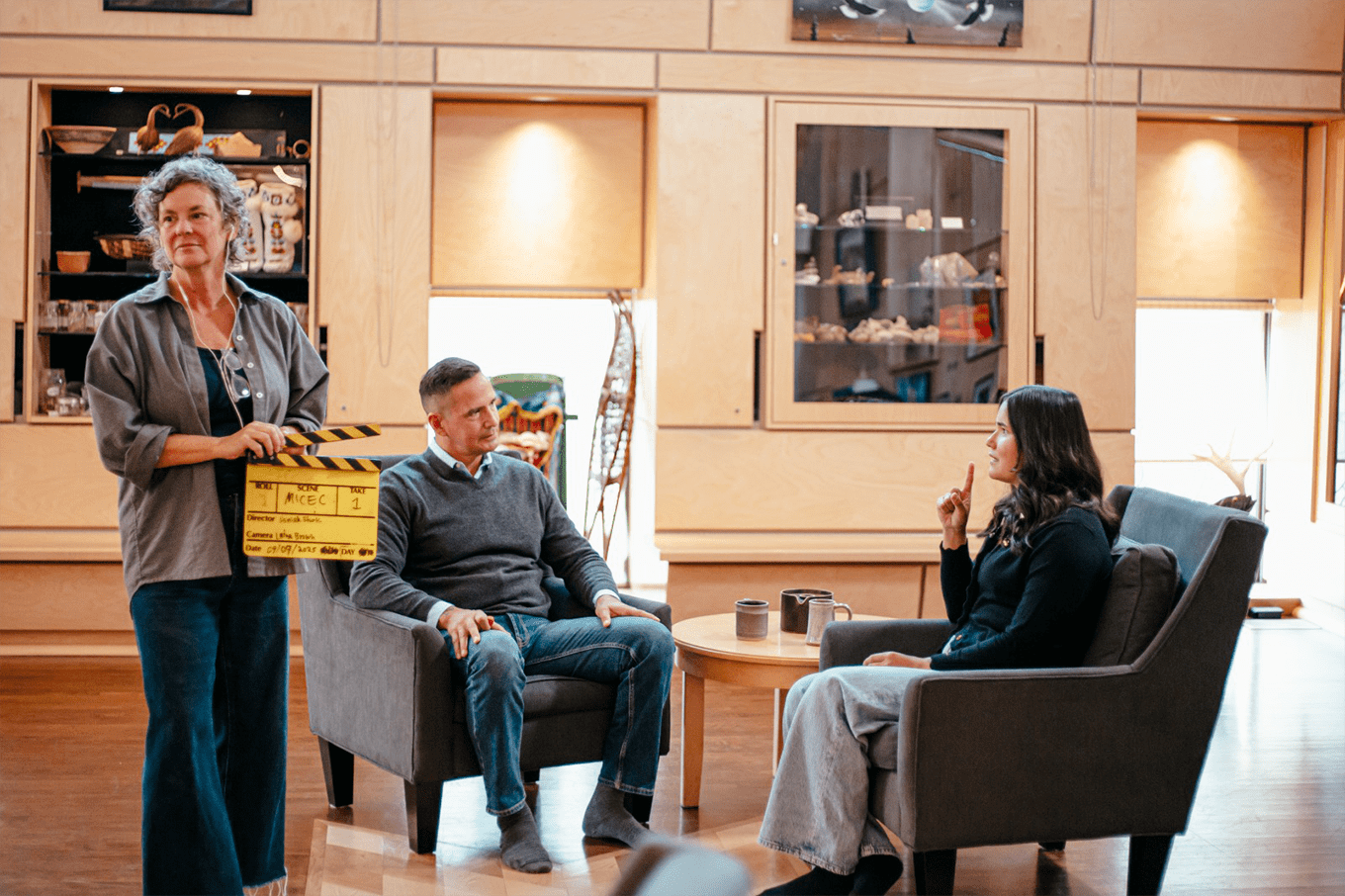 Danielle Sturk (à gauche) en scène avec les architectes Michael Robertson et Reanna Merasty pendant le tournage de Meeting a Moment – The Art of Social Architecture.