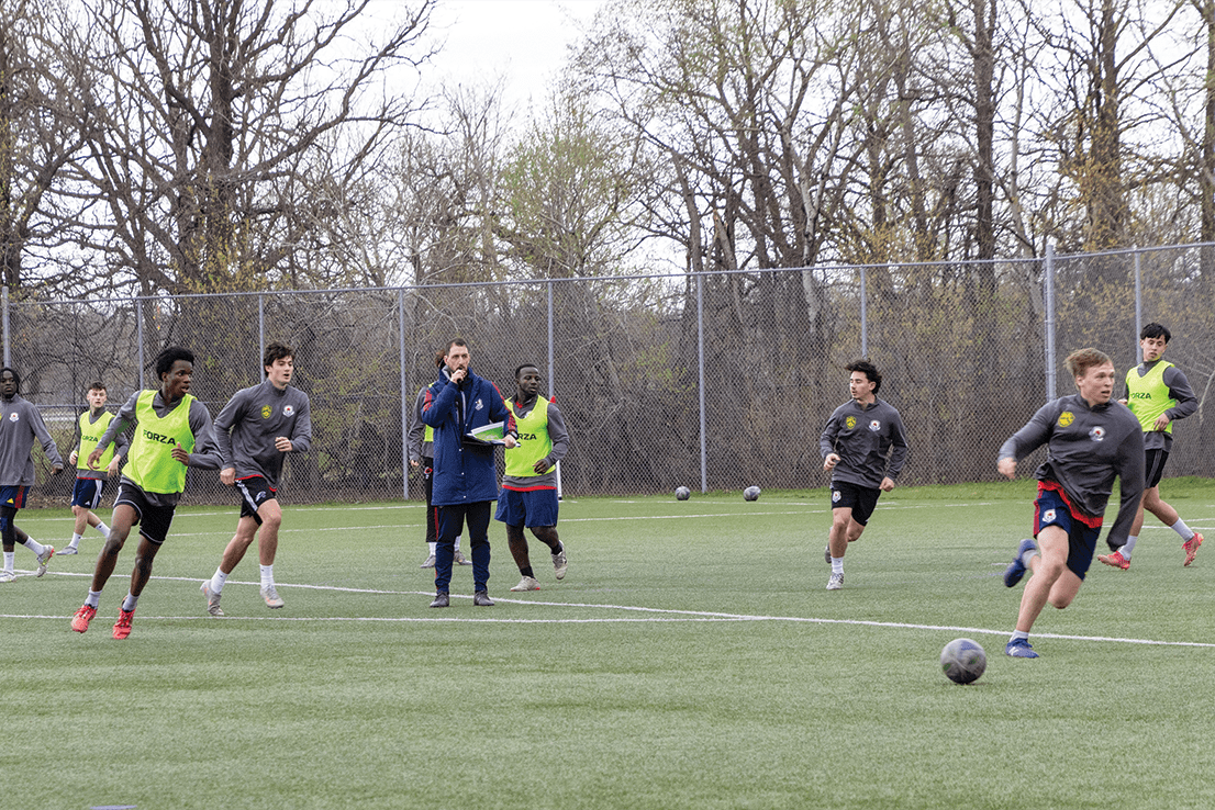 Le Bonivital Soccer Club ici à l'entraînement avant leur premier match de Première Ligue des Prairies.