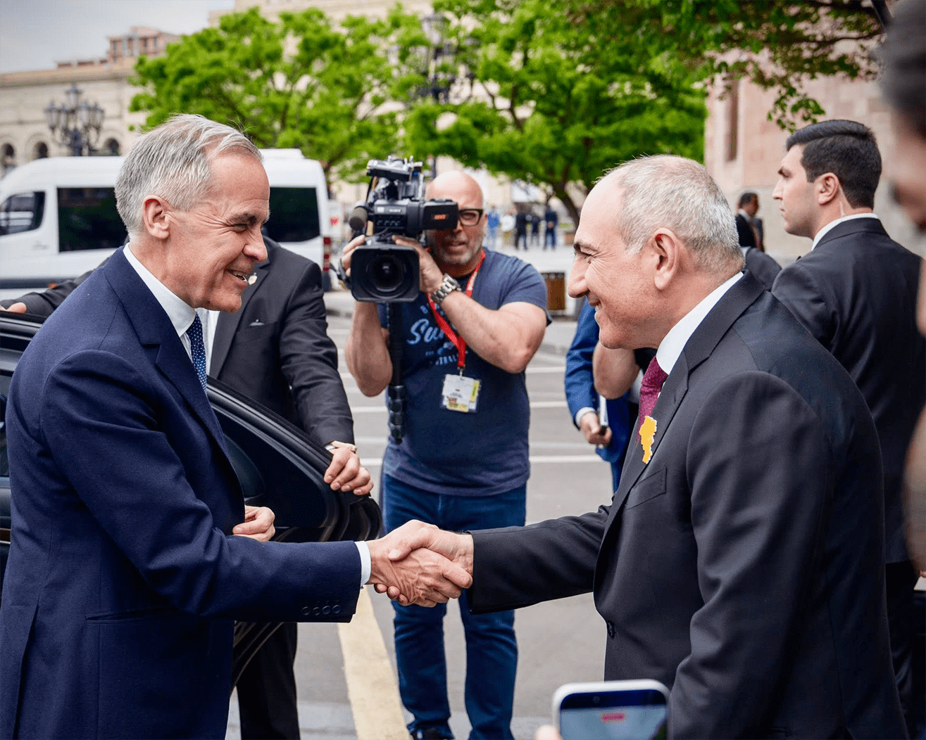 Mark Carney, ici avec le premier ministre d'Arménie Nikol Pashinyan lors du Sommet de la Communauté politique européenne.