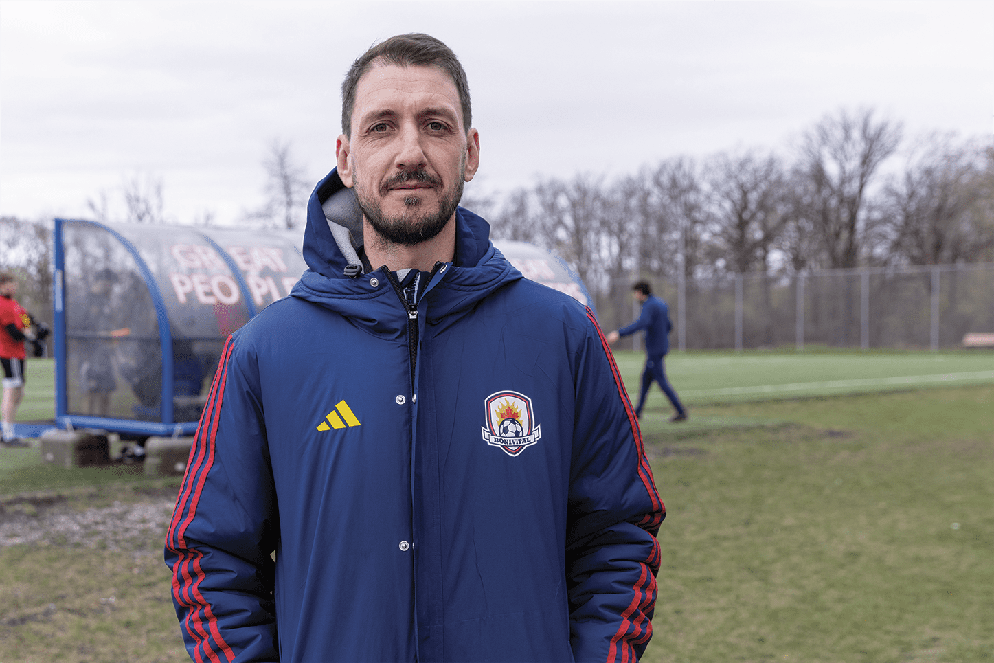 Avant d'entraîner, Jean-Baptiste Pierazzi a connu plusieurs expériences dans le football professionnel, notamment comme joueur en Ligue 1 avec l’AC Ajaccio et en MLS. 