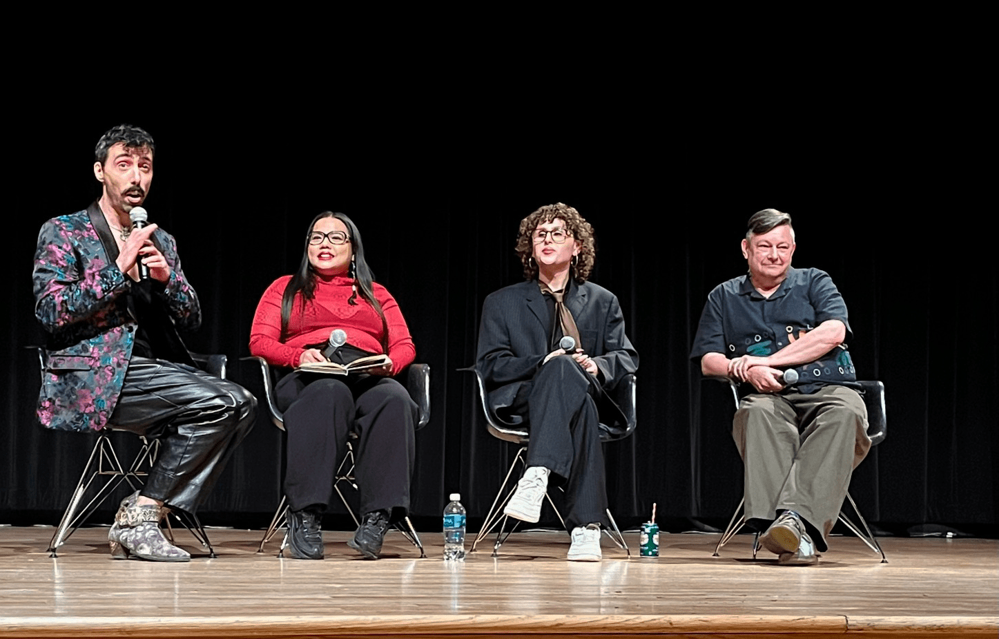 De gauche à droite : Eric Plamondon, Maribeth Tabanera, Zova Da Silva et Greg Klassen lors de la discussion Queer Culture in Winnipeg.