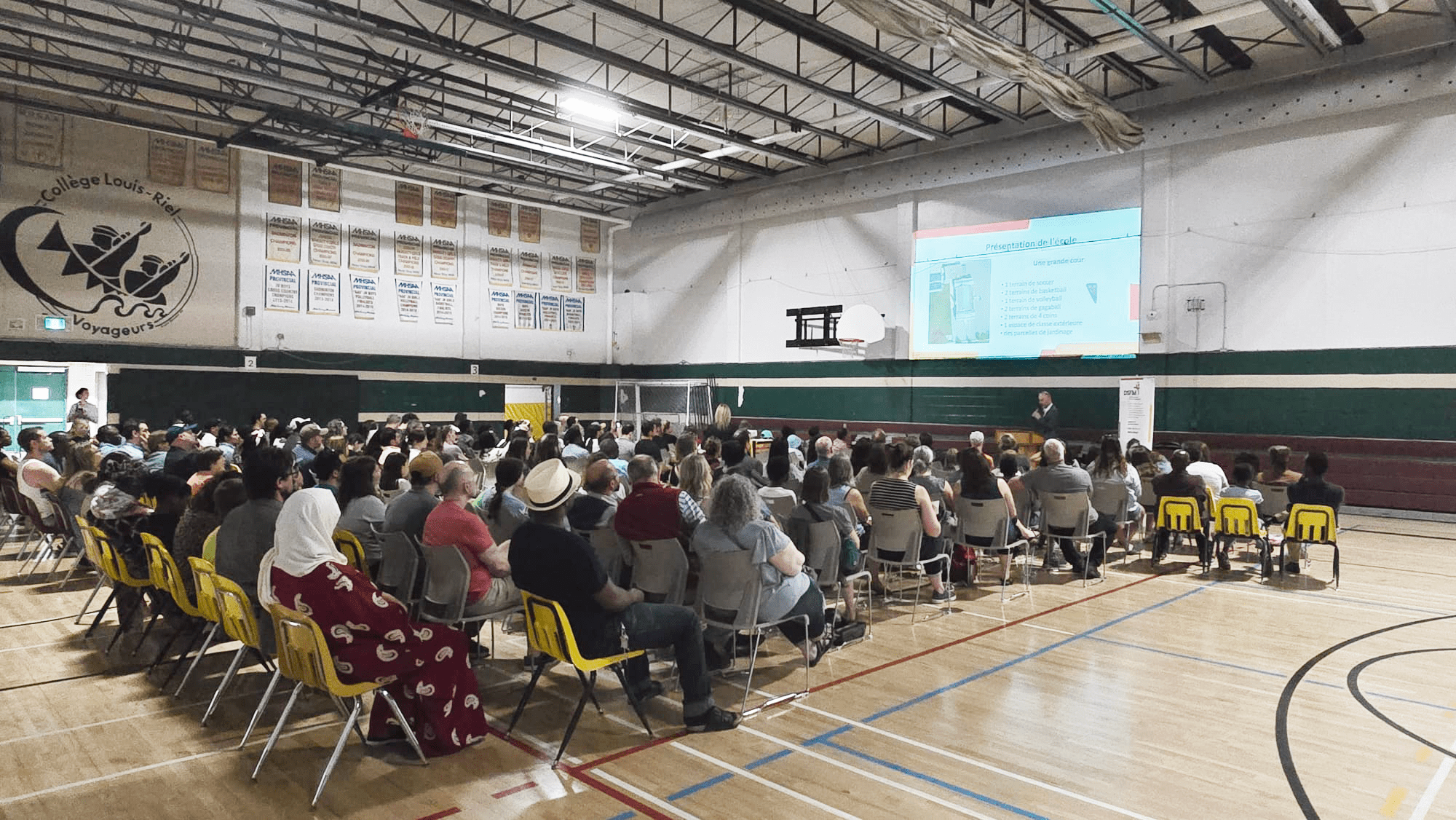 Environ 200 personnes étaient présentes pour cette présentation qui avait lieu dans le gymnase du Collège Louis-Riel.