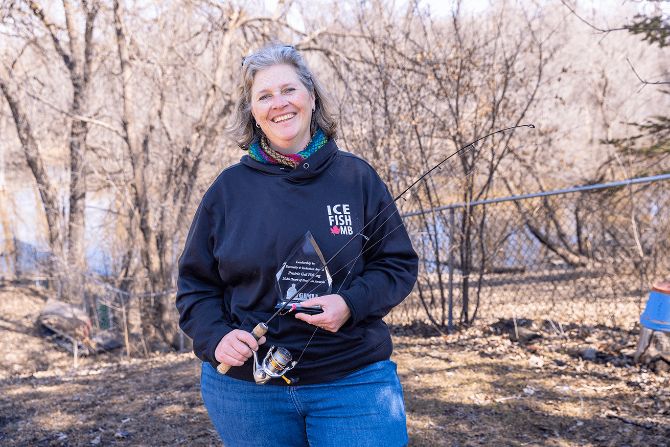 Roselle Turenne avec son prix de la Chambre de commerce de Gimli, ainsi que sa canne à pêche.
