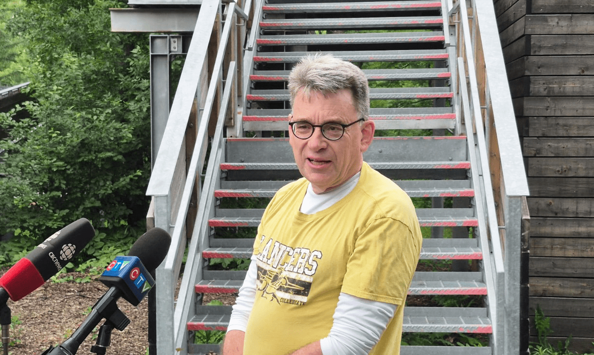 Brian Mayes se portera candidat pour devenir commissaire scolaire auprès de la DSLR.