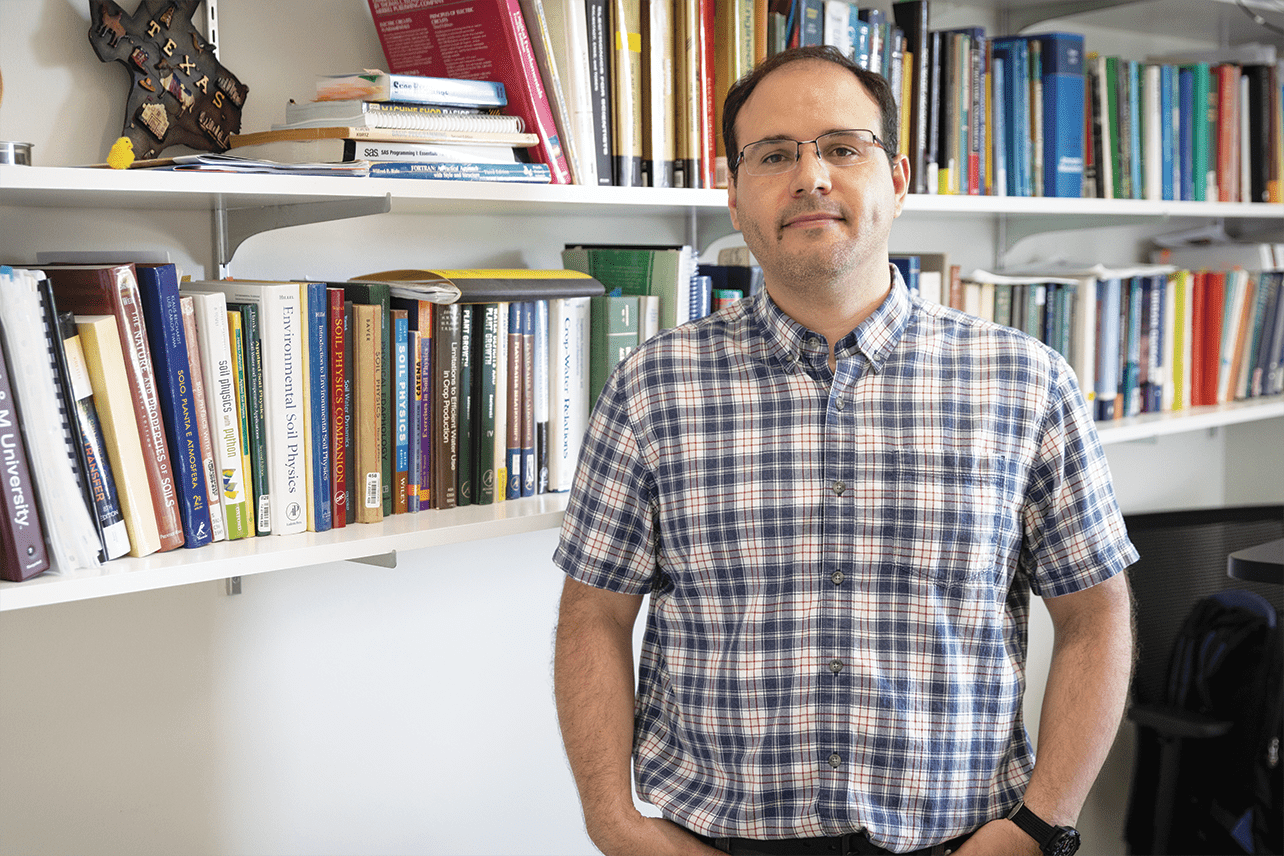 Henrique da Ros Carvalho, professeur adjoint de météorologie agricole au Département des sciences du sol de l’Université du Manitoba.
