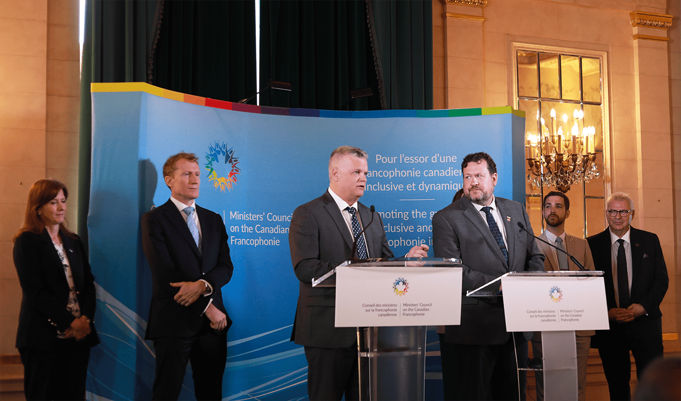 Robert Gauvin, ministre de la Sécurité publique et responsable de la Francophonie du Nouveau- Brunswick, et Glen Simard, ministre manitobain responsable des Affaires francophones, lors de la réunion annuelle du Conseil des ministres sur la francophonie canadienne qui a eu lieu à Winnipeg.