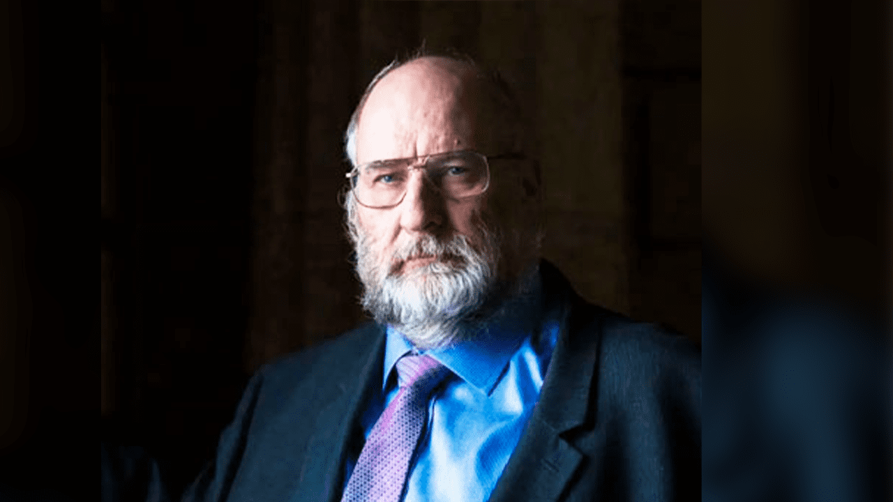 Lee directeur général des élections, David Gray.