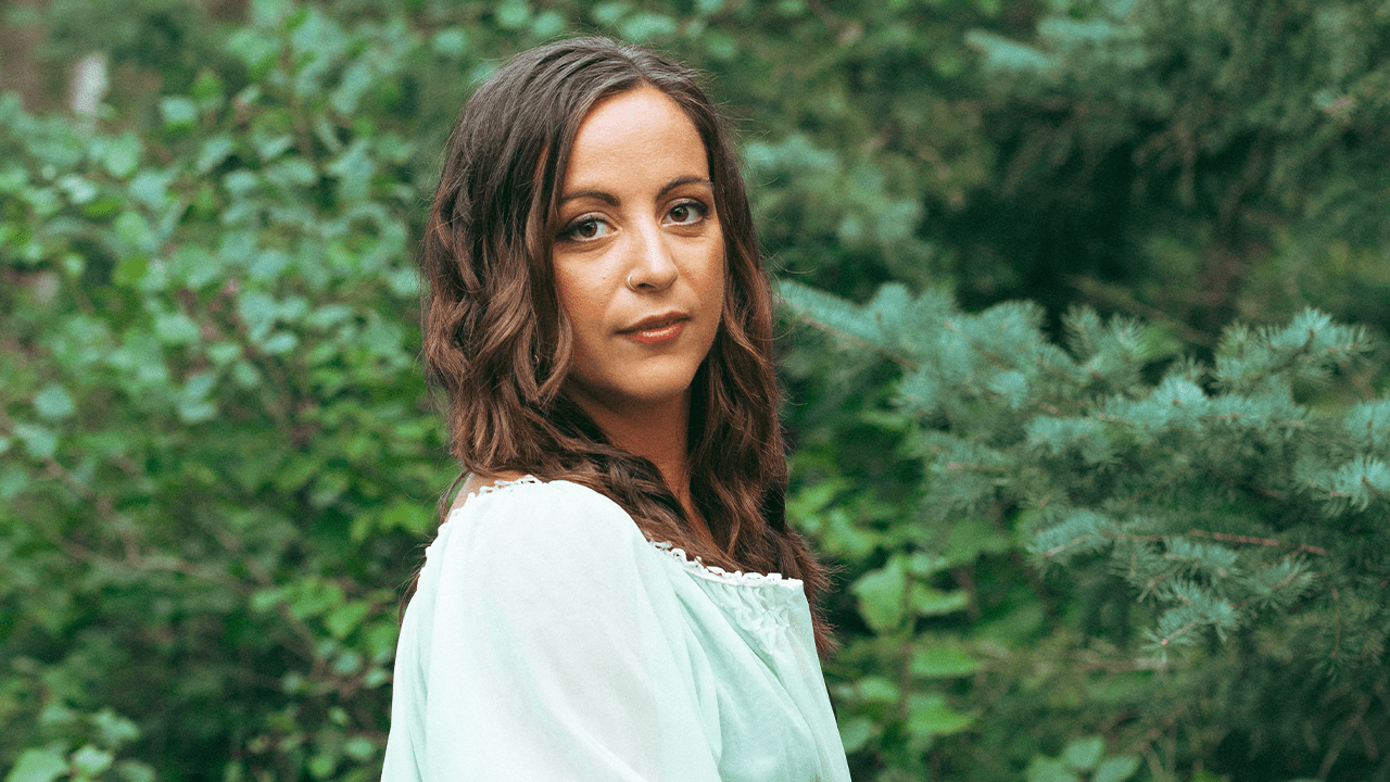 Geneviève Freynet, connue sous le nom d’artiste de Flora Luna.