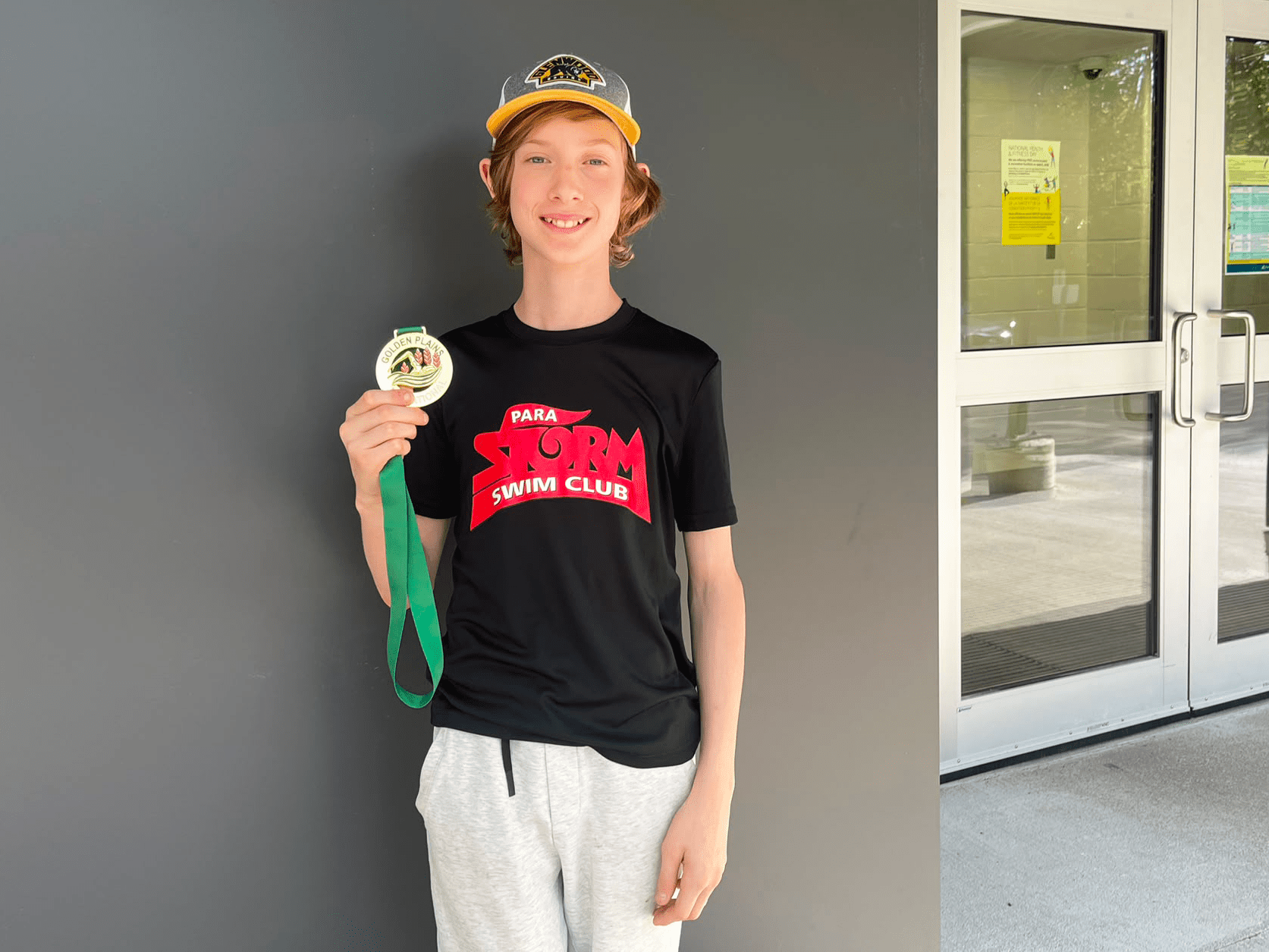 Médaille d’or autour du cou, Benoit Garand pose pour La Liberté et se rendra dans les prochains jours aux compétitions provinciales junior en renforçant sa détermination de se rendre un jour aux Jeux paralympiques et représenter le Canada.