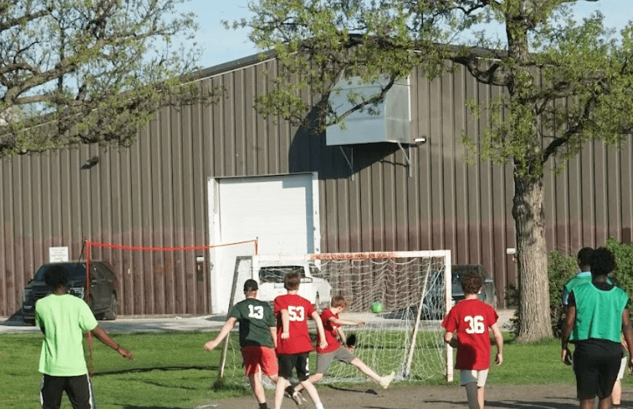 Cette activité de handball a lieu dans le parc Provencher.