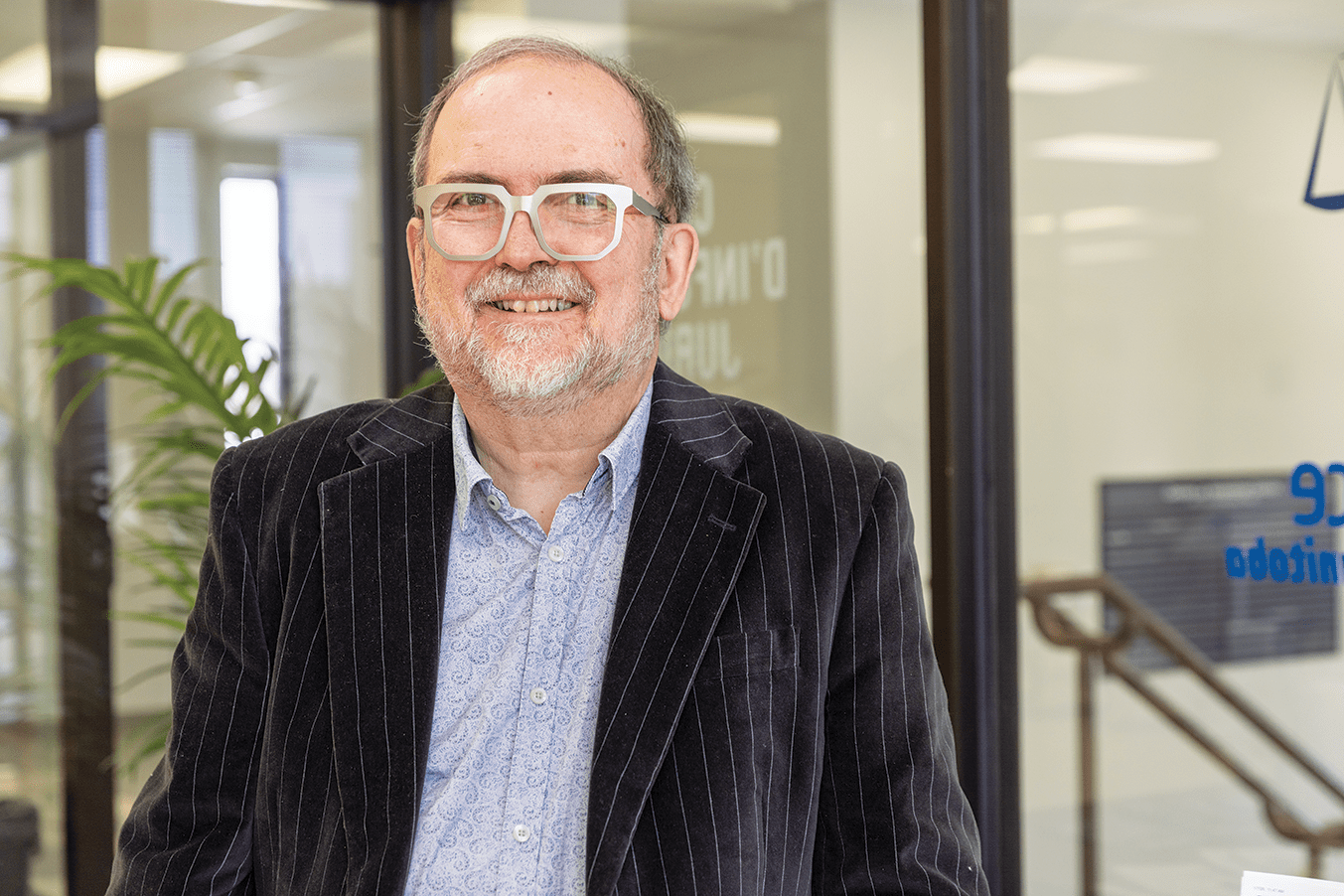 Guy Jourdain est avocat spécialisé en droits linguistiques et a notamment œuvré comme directeur général du secrétariat des affaires francophones du Manitoba.