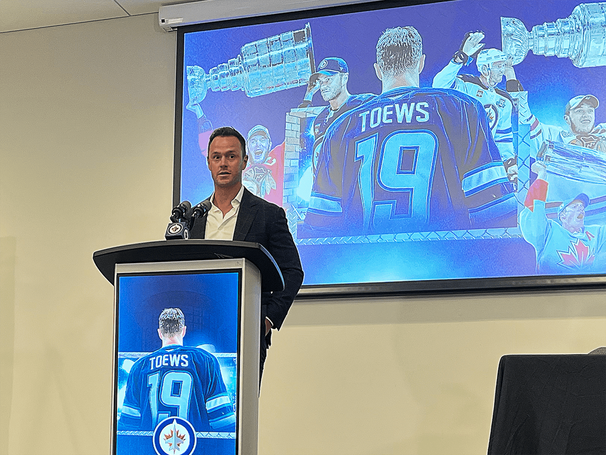 Jonathan Toews a grandi à Saint-Vital. Il a fait cette annonce depuis le Dakota Community Centre, là où il a commencé le hockey.