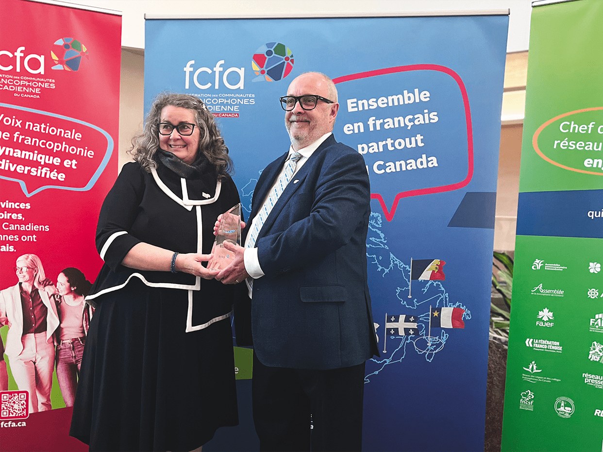La présidente de la FCFA, Liane Roy, a décerné à Daniel Boucher le prix Boréal en leadership de la FCFA le 4 juin dernier au Musée canadien pour les droits de la personne, reconnaissant ainsi sa contribution notoire à l’épanouissement de la francophonie manitobaine.