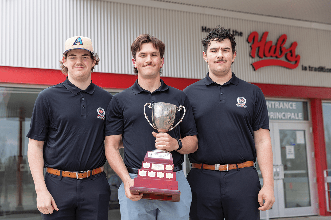 Au centre, Mario Gagnon avec le trophée de la Capital Region Junior Hockey League. Il est accompagné de deux coéquipiers : son petit frère Yanik Gagnon et Connor Tallaire.
