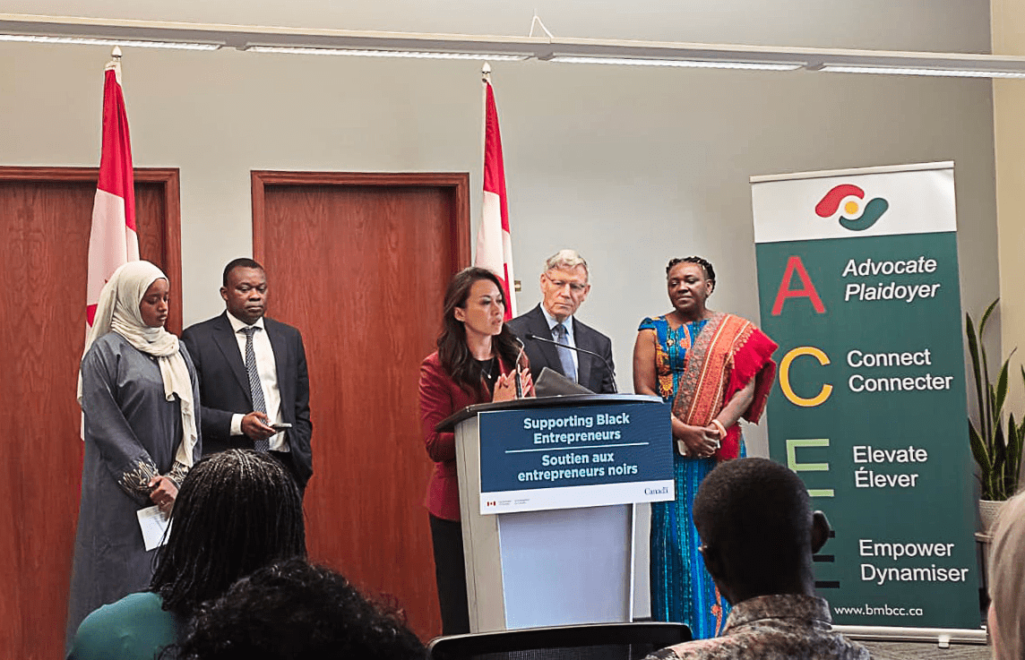 Rechie Valdez, ministre des Femmes et de l’Égalité des genres et secrétaire d’État (Petites entreprises et Tourisme), a fait cette annonce depuis les bureaux de la Chambre de commerce Noire du Manitoba.