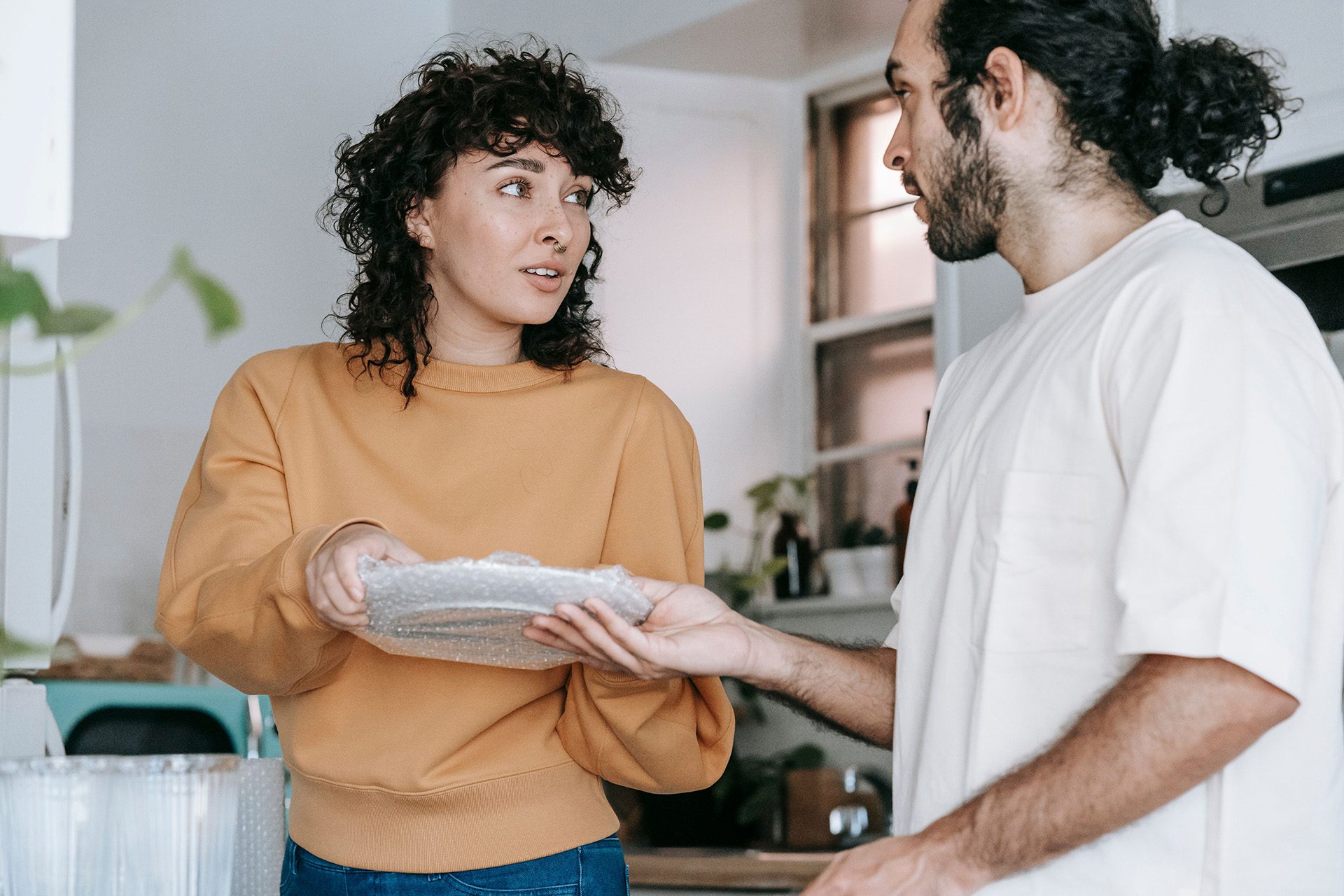 Statistique Canada a étudié plus en détail les habitudes langagières des Canadiens et des canadiennes qui disent utiliser régulièrement les deux langues officielles à la maison. Photo : Blue Bird – Pexels