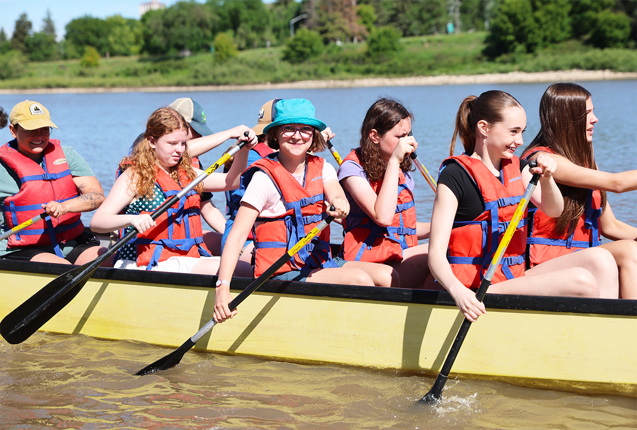 Des élèves de l’école River Heights School s’initient aux sports nautiques au Manitoba Canoe & Kayak Centre.