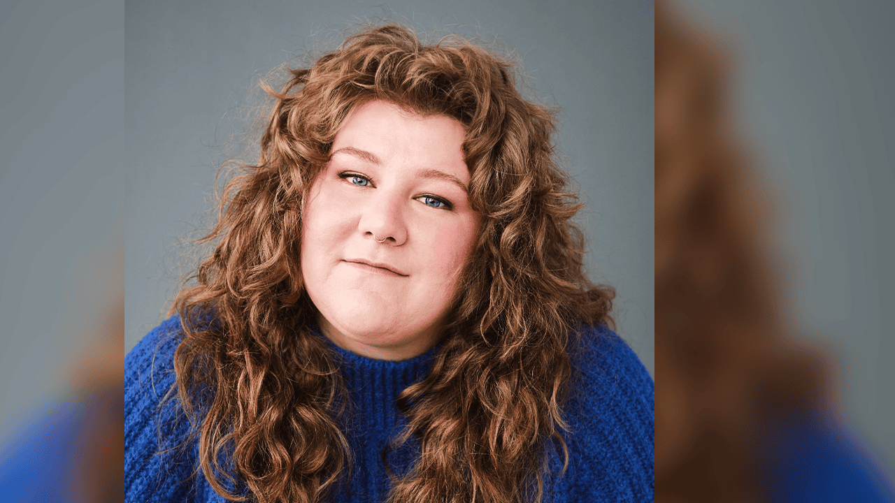Coco Belliveau, humoriste acadienne basée au Québec depuis dix ans, a porté l’animation des six épisodes du balado On rit pareil!, réalisé par La Liberté. (photo : gracieuseté Émilie Lapointe)