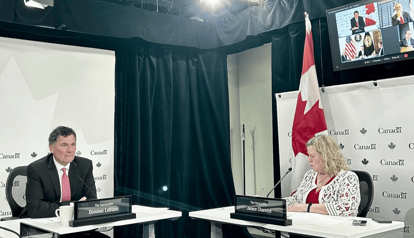 Dominic LeBlanc, ministre responsable du Commerce Canada–États-Unis, des Affaires intergouvernementales, du Commerce intérieur et de l’Unité de l’économie canadienne, et Janice Charette, la négociatrice commerciale en chef, lors d'une rencontre avec leurs homologues américains et mexicains.