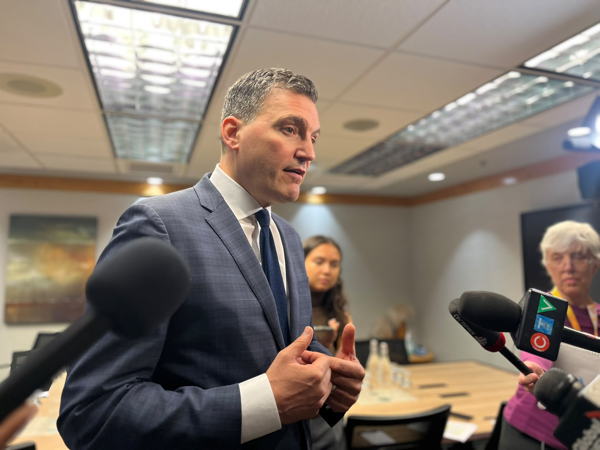 Evan Solomon, ministre de l’Intelligence artificielle et de l’Innovation numérique et ministre responsable de l’Agence fédérale de développement économique pour le Sud de l’Ontario, était à Winnipeg le 7 juillet. (Photo: Jaider Cabarcas)