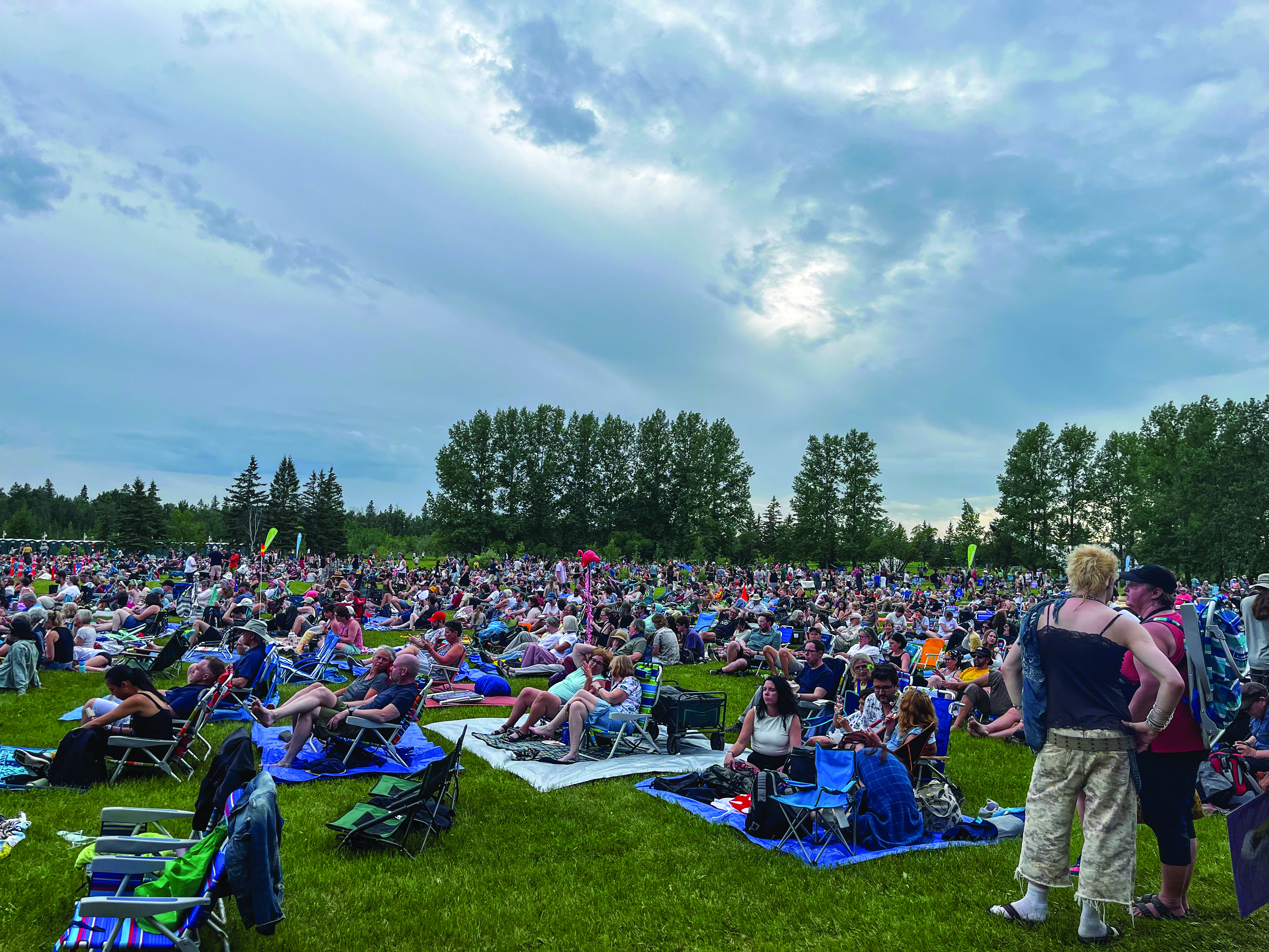 Malgré la chaleur, les festivaliers se sont présentés en grand nombre pour la soirée d'ouverture du festival. (Photo: Chelsea Howgate)
