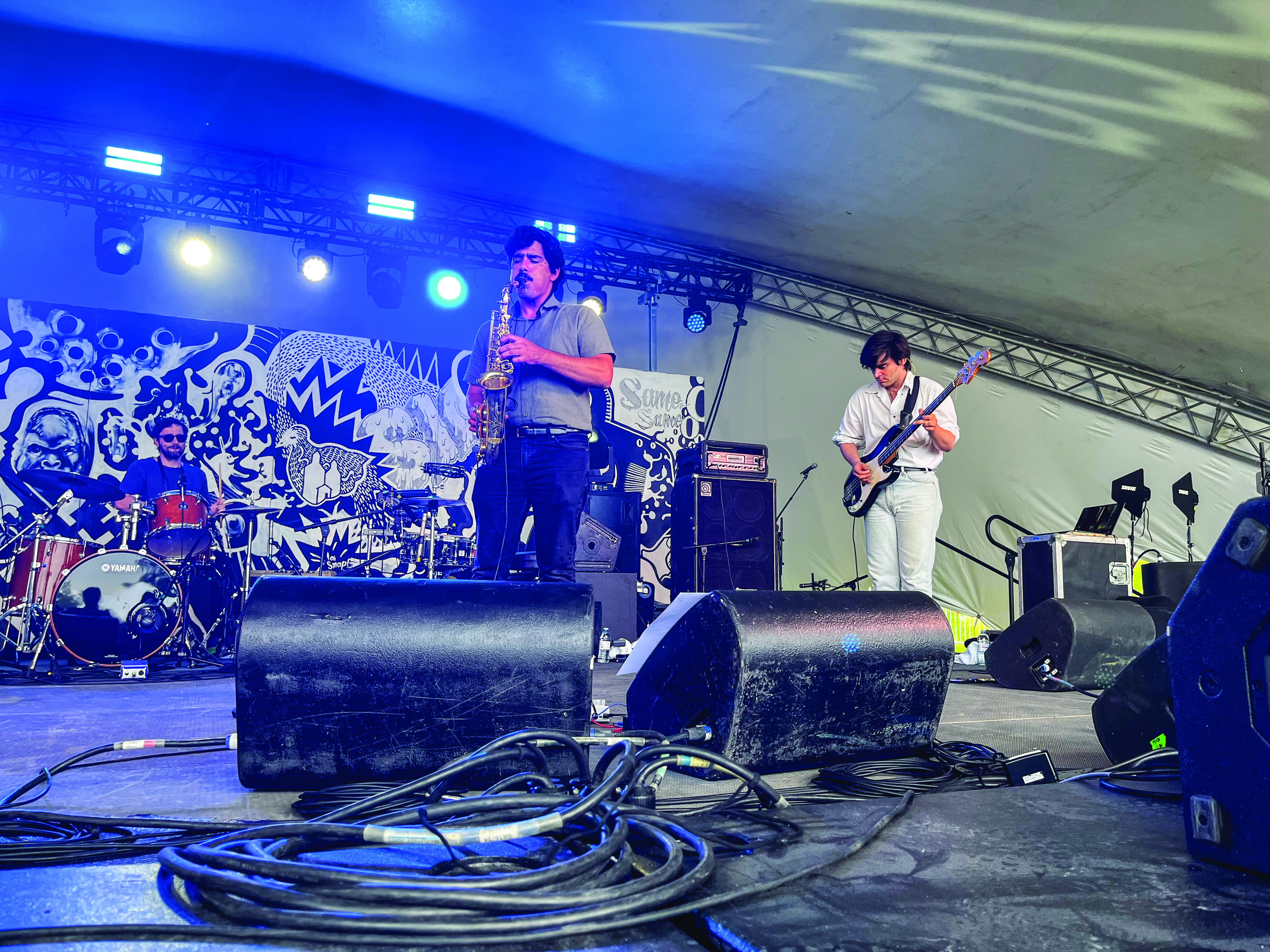 Les musiciens de Horse Lords en pleine performance sur la scène Big Blue @ Night. (Photo: Chelsea Howgate)
