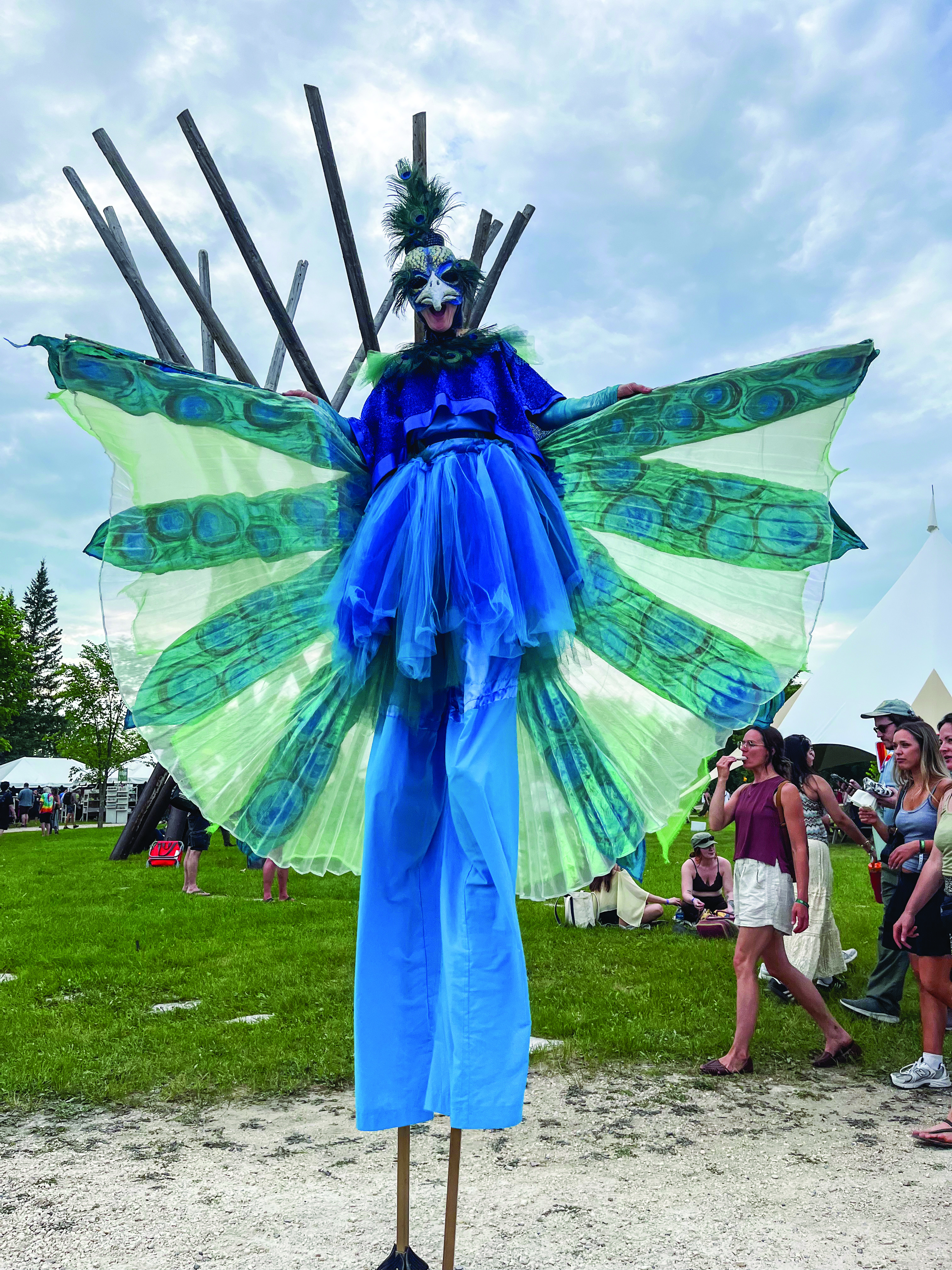 L’une des nombreuses personnalités hautes en couleur traversant les champs du festival cette année. (Photo: Chelsea Howgate)
