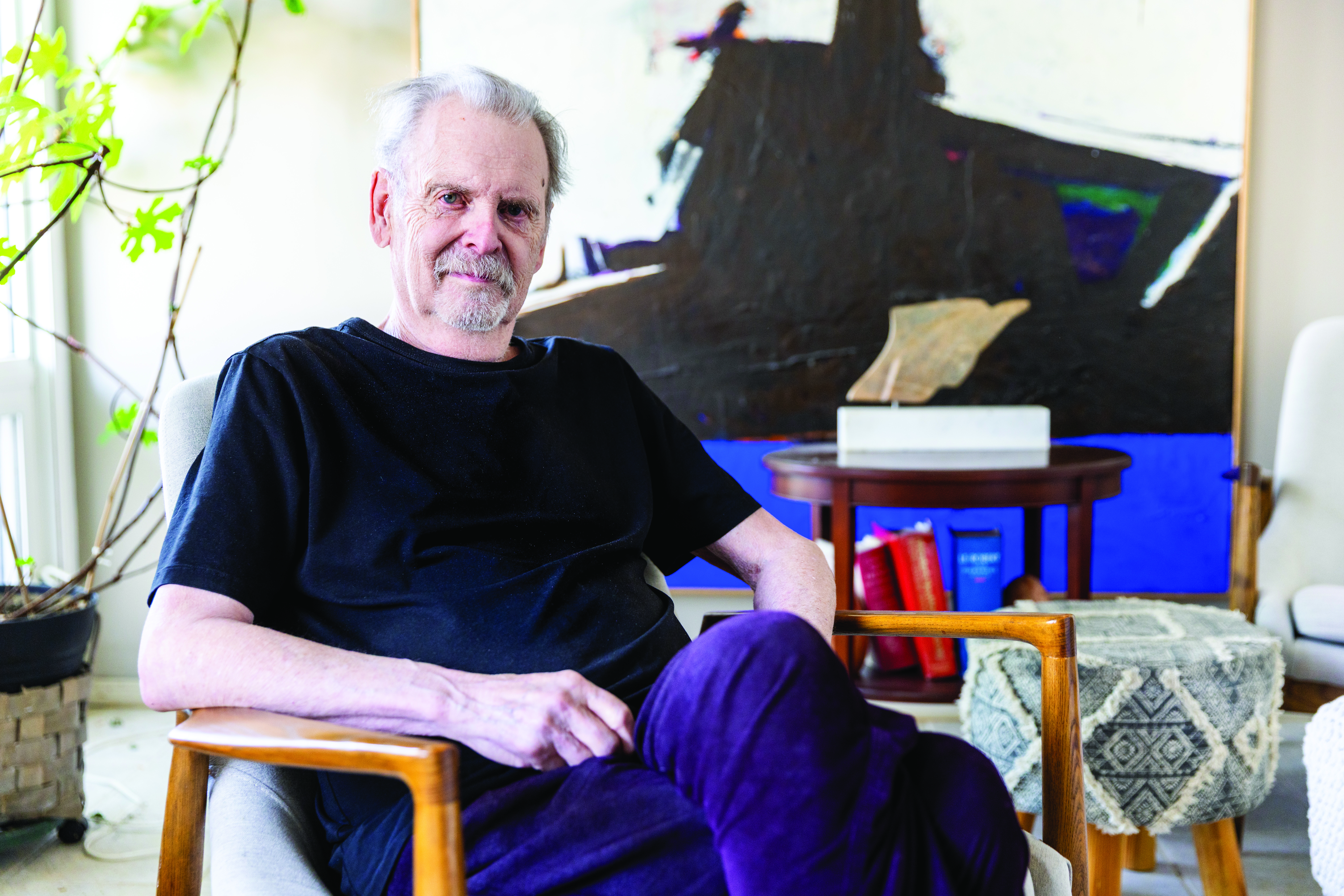L’artiste Roger LaFrenière est prêt à partager ses dessins de graphite et de fusain à la Galerie Buhler. (Photo : Marta Guerrero)