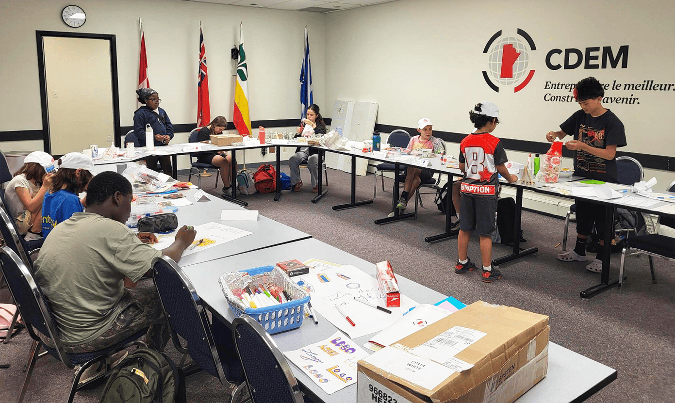 Des jeunes du Camp Entrepreneur pendant l'une des activités.