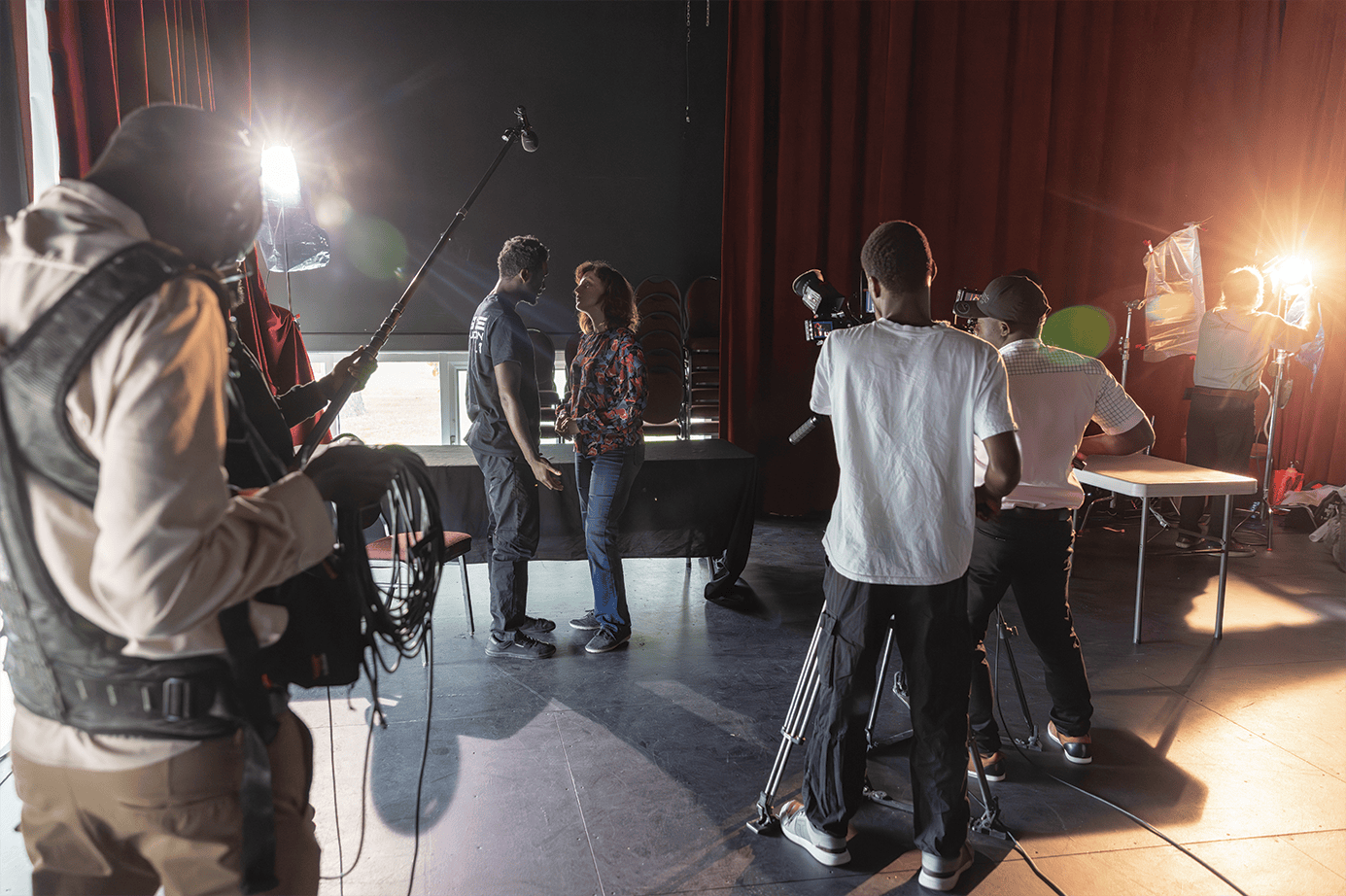Les participants du programme NSI Intro to Production – Édition francophone du Manitoba, sur un plateau de tournage factice.