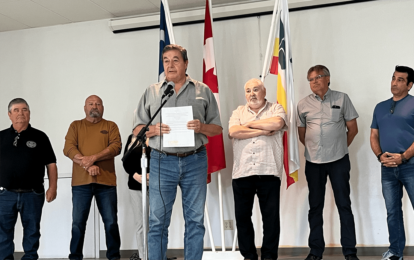 Richard Chartrand, préfet de Saint-Laurent, s’adresse aux citoyens lors des portes ouvertes de la municipalité. Il est entouré des membres du conseil municipal.