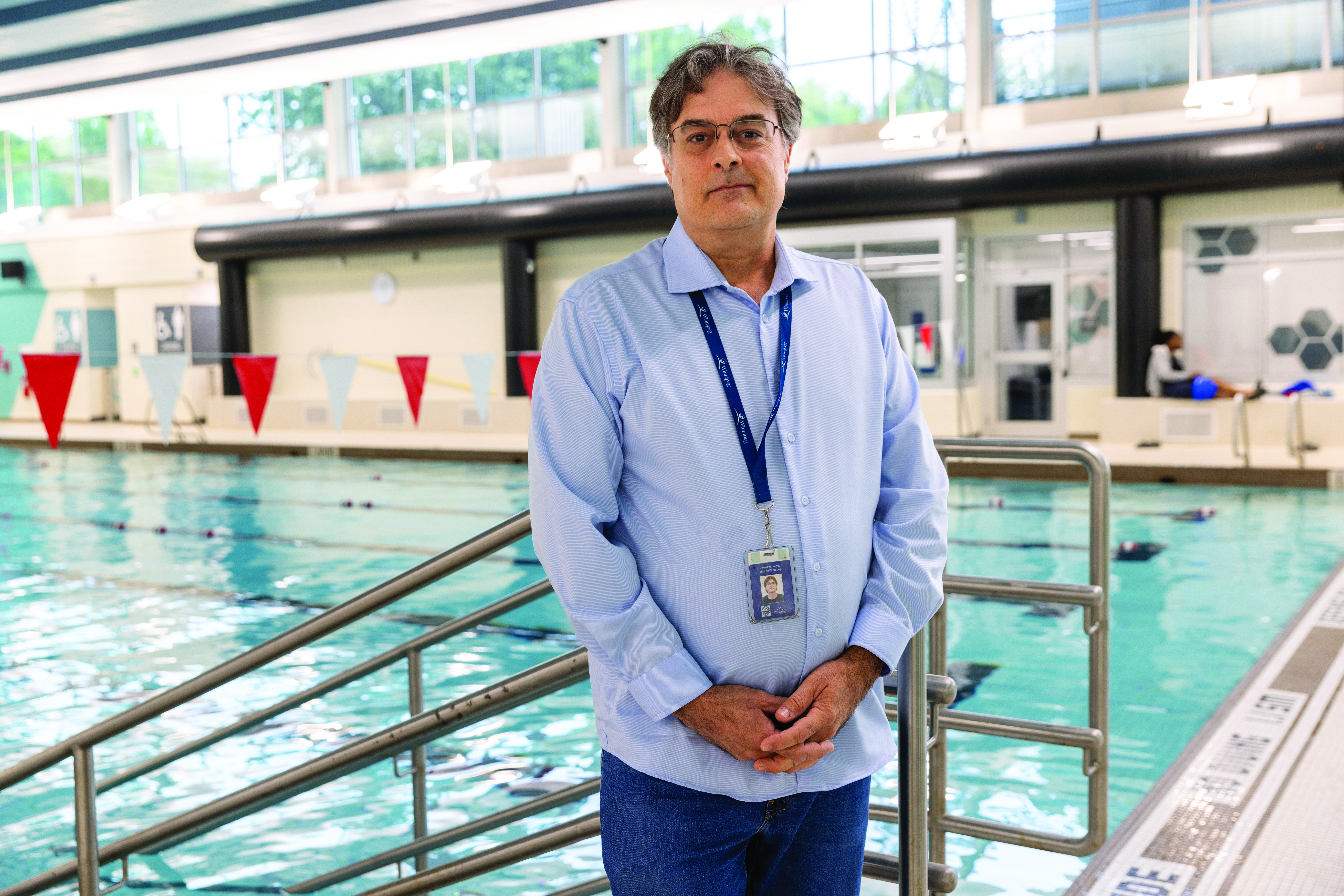 Eric Schmitt, francophone, supervise la piscine Bonivital, où des formations de la Société de sauvetage du Manitoba sont dispensées en français. (Photo : Marta Guerrero)