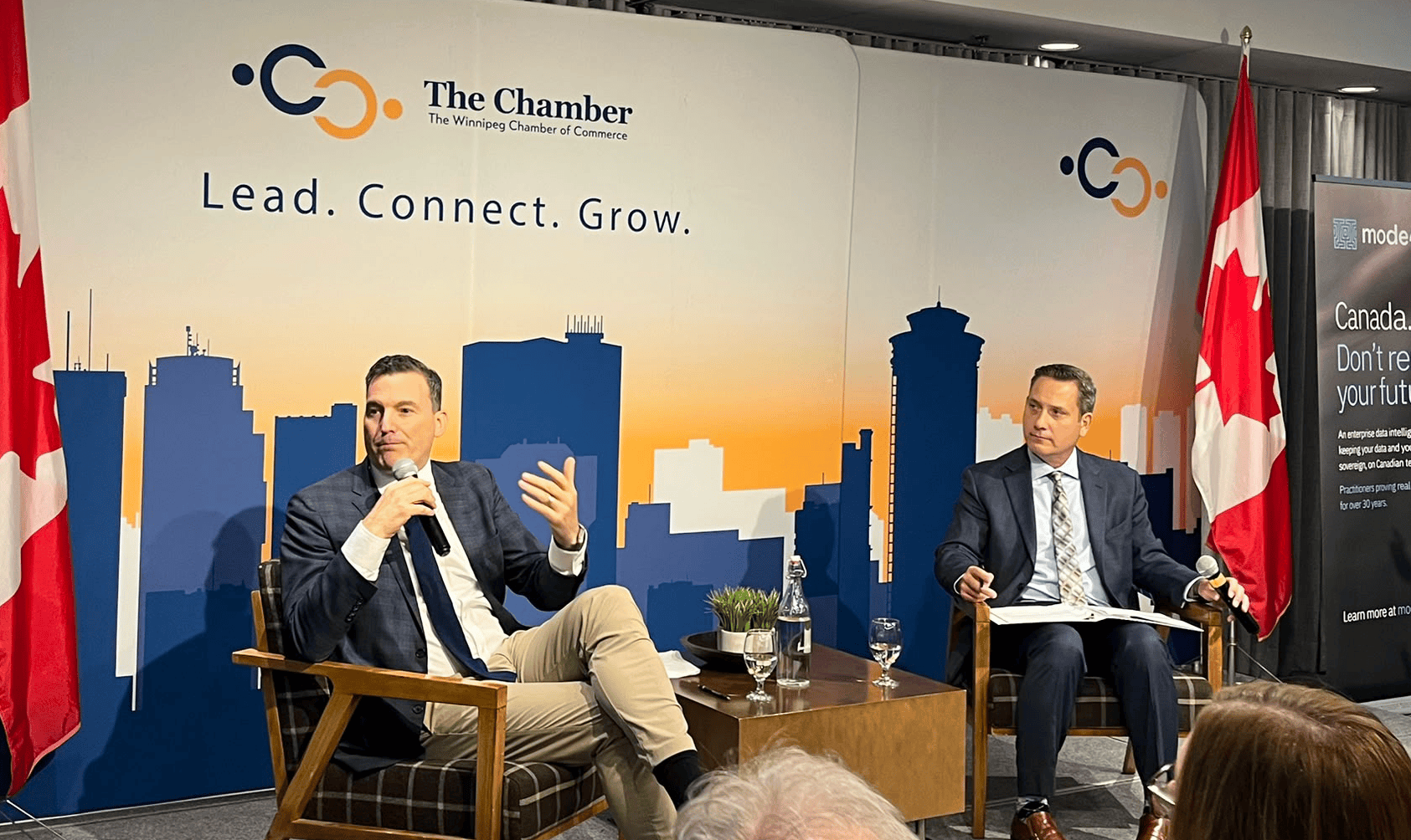 Evan Solomon, ministre de l’Intelligence artificielle et de l’Innovation numérique, avec Loren Remillard, président de la Chambre de commerce de Winnipeg, pendant une table ronde.