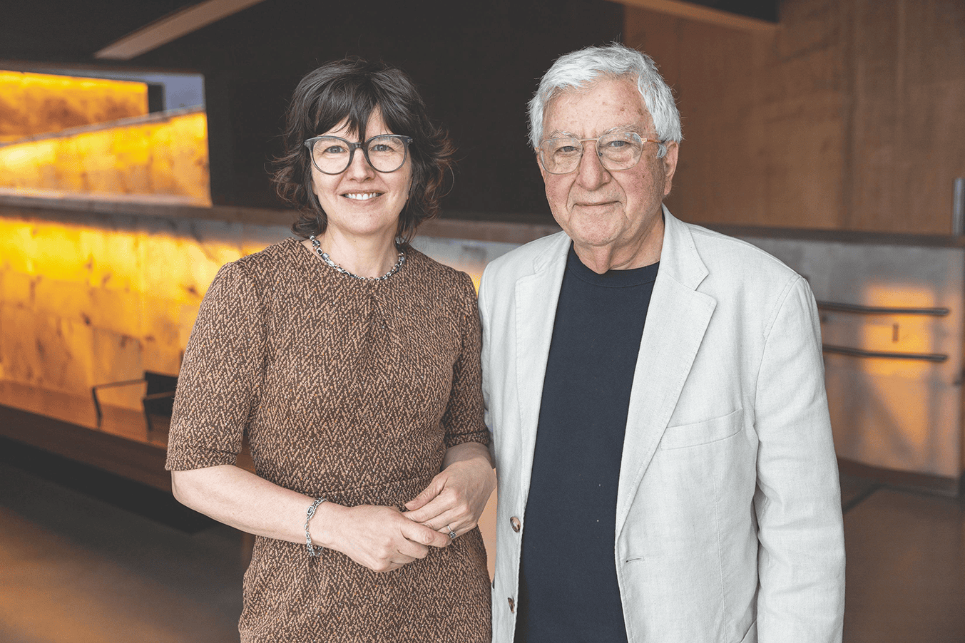 Isabelle Masson, commissaire de l’exposition, aux côtés de Fouad Sahyoun, témoin canado-palestinien dont le récit y est présenté.