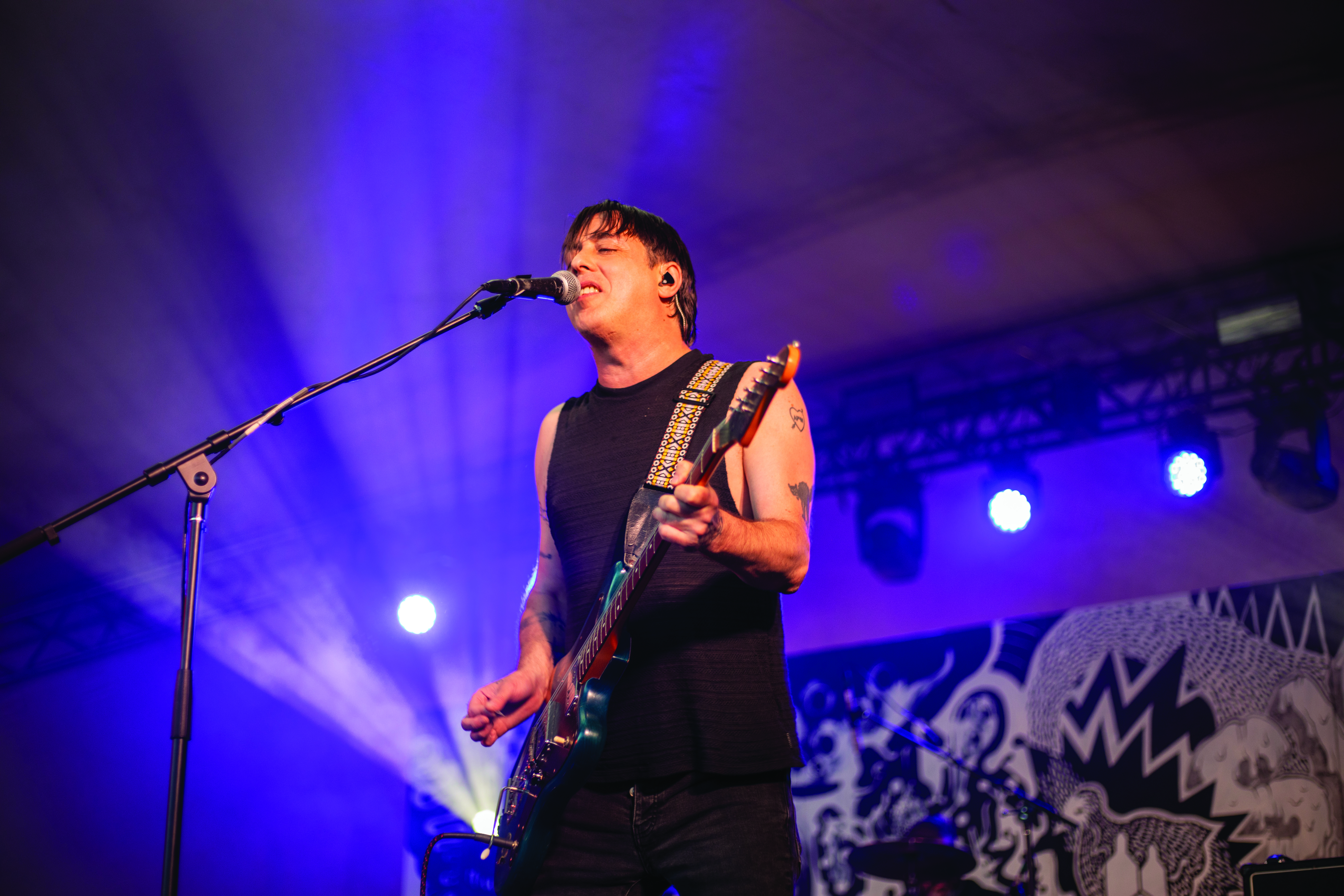 Le groupe de rock Wolf Parade était sur la scène Big Blue @ Night, où il a donnée le coup d'envoi de la soirée du vendredi 10 juillet. (Photo: Chelsea Howgate)