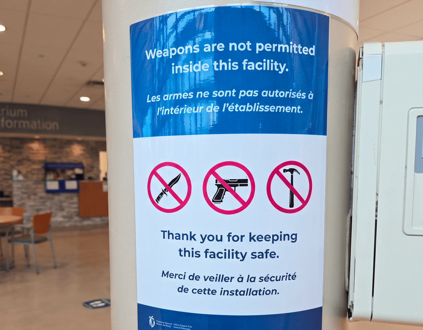 Une affiche installée à l’entrée principale de l’HSB rappelle l’interdiction des armes.