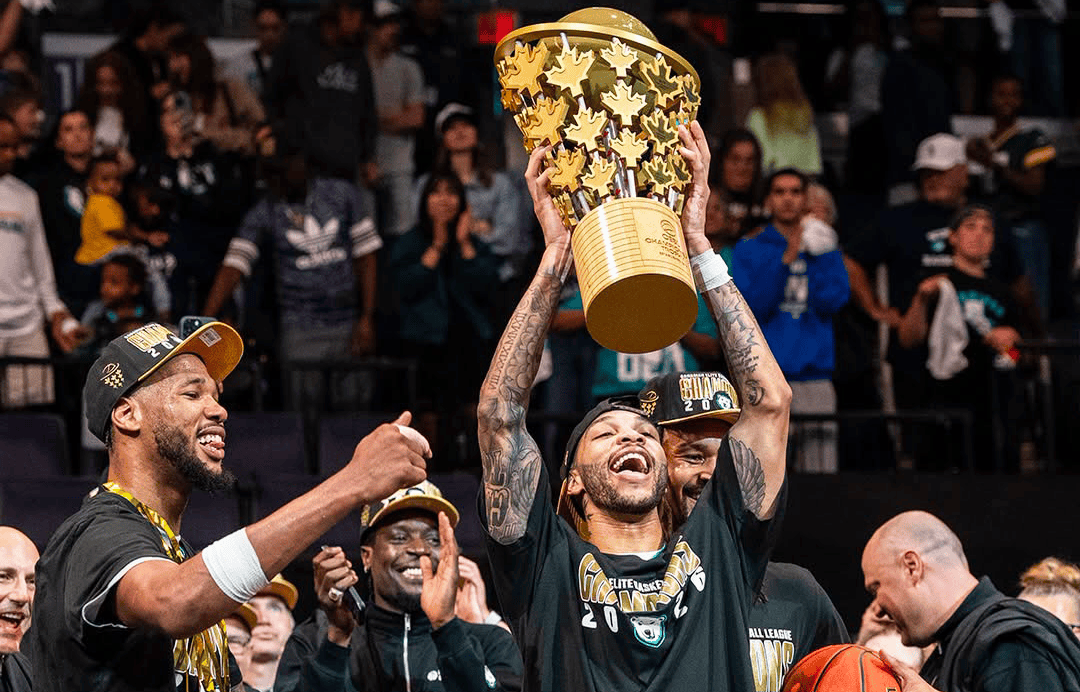 Les joueurs des Sea Bears soulevant la coupe de champion de la ligue.