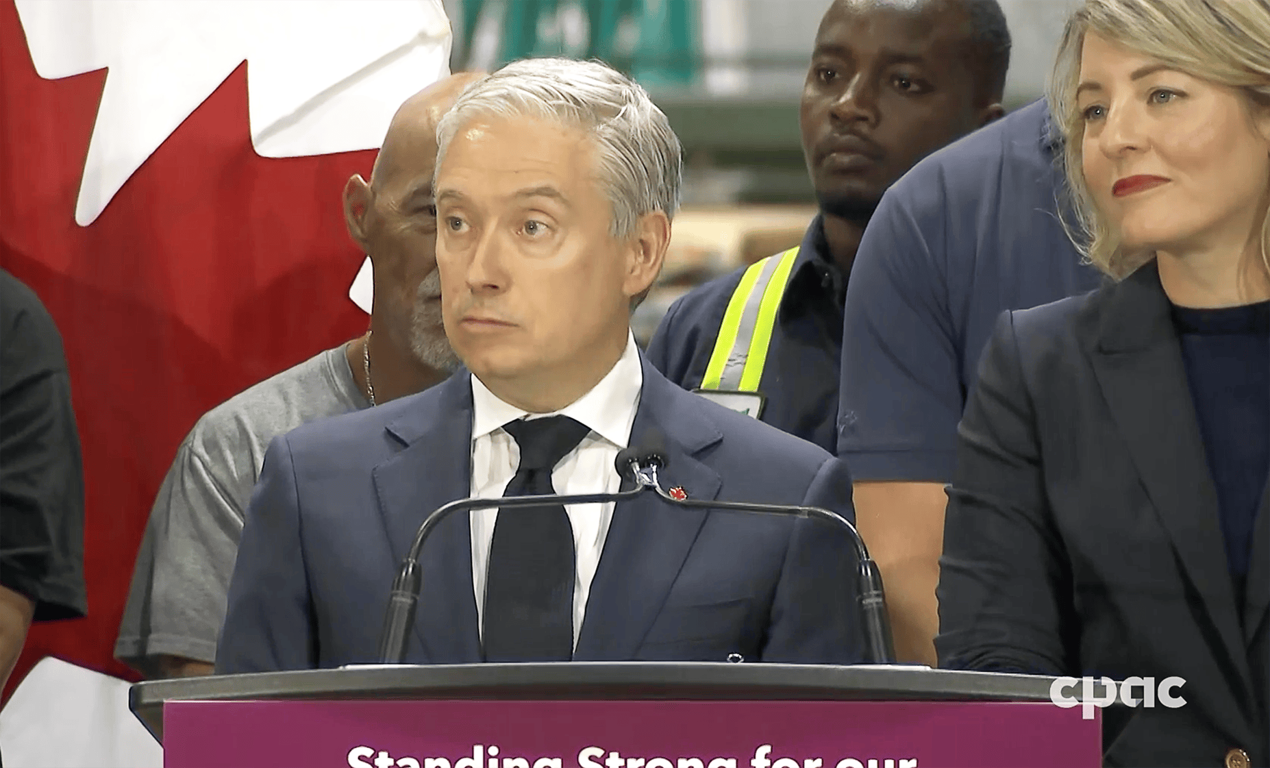 Plusieurs ministres fédéraux dont François-Philippe Champagne, ministre des Finances et du Revenu national, ont annoncé de nouvelles mesures de soutien pour les travailleurs et les entreprises touchées par les droits de douane américains.