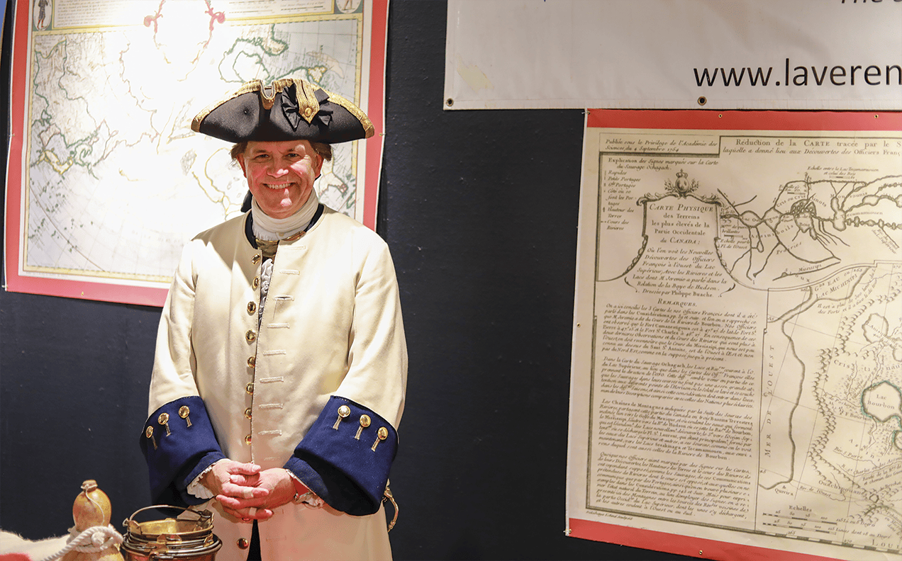 En costume d’époque, Michel Loiselle, capitaine de la Compagnie de La Vérendrye, faisait revivre l’époque de la Nouvelle-France aux côtés d’autres membres du groupe.