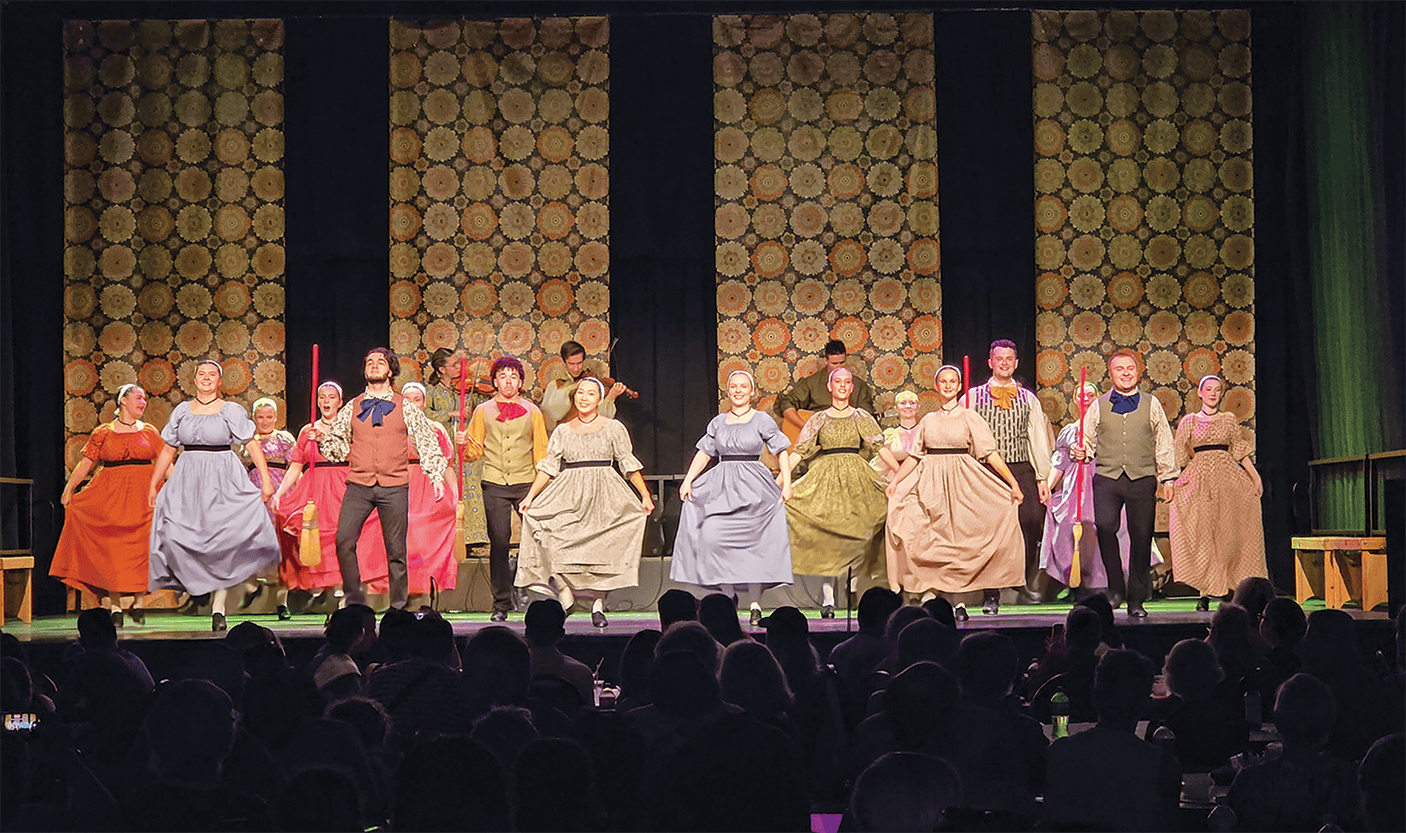 Sur la scène de la Salle Jean-Paul Aubry, la troupe jeunesse de l’Ensemble folklorique de la Rivière-Rouge a enchaîné les chorégraphies en costumes d’époque, accompagnée en musique par les musiciens de l’Ensemble.